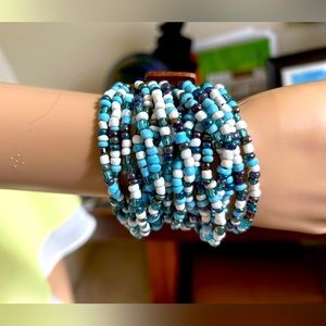 Stretch beaded bracelet with Wood clasp